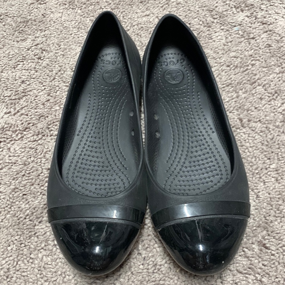 Black Crocs flats